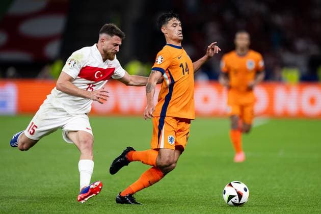 240706 Salih Özcan of Türkiye and Tijjani Reijnders of Netherlands during the UEFA EURO, EM, Europameisterschaft,Fussball 2024 Football Championship quarterfinal between Netherlands and Türkiye on July 6, 2024 in Berlin. Photo: Jesper Zerman BILDBYRAN kod JZ JZ0552 fotboll football soccer fotball fotbolls-em europamästerskap em uefa euro uefa european football championship euro 2024 nederländerna holland netherlands türkiye bbeng Copyright: JESPERxZERMAN BB240706JZ108