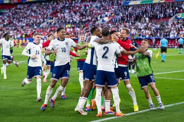 240706 Jude Bellingham, Ivan Toney, Kyle Walker, Harry Kane and Kieran Trippier of England celebrate after the UEFA EURO, EM, Europameisterschaft,Fussball 2024 Football Championship quarterfinal between England and Switzerland on July 6, 2024 in Düsseldorf. Photo: Mathias Bergeld BILDBYRAN kod MB MB0943 fotboll football soccer fotball fotbolls-em europamästerskap em uefa euro uefa european football championship euro 2024 kvartsfinal quarterfinal quarterfinals england schweiz switzerland bbeng jubel Copyright: MATHIASxBERGELD BB240706MB160