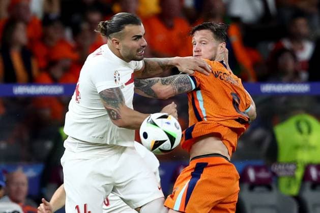 06.07.2024, xtgx, Fussball EM 2024 1 4 Finale, Niederlande - Türkei emspor, v.l. Abdulkerim Bardakci (Türkei Tuerkei) Georginio Wijnaldum (Niederlande)9 Zweikampf, Aktion, action, battle for the ball (UEFA REGULATIONS PROHIBIT ANY USE OF PHOTOGRAPHS as IMAGE SEQUENCES and or QUASI-VIDEO) Berlin