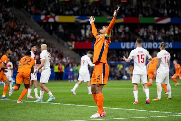 240706 Virgil van Dijk of Netherlands celebrates after 1-1 during the UEFA EURO, EM, Europameisterschaft,Fussball 2024 Football Championship quarterfinal between Netherlands and Türkiye on July 6, 2024 in Berlin. Photo: Jesper Zerman BILDBYRAN kod JZ JZ0552 fotboll football soccer fotball fotbolls-em europamästerskap em uefa euro uefa european football championship euro 2024 nederländerna holland netherlands türkiye bbeng celebrate jubel Copyright: JESPERxZERMAN BB240706JZ116