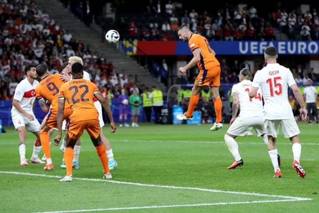 06.07.2024, xtgx, Fussball EM 2024 1 4 Finale, Niederlande - Türkei emspor, v.l. Stefan de Vrij (Niederlande) erzielt das Tor zum scores the goal 1:1 (UEFA REGULATIONS PROHIBIT ANY USE OF PHOTOGRAPHS as IMAGE SEQUENCES and or QUASI-VIDEO) Berlin