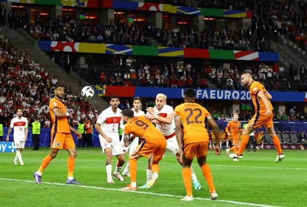 Stefan de Vrij of Netherlands scores the equalising goal 1-1 Netherlands v Turkiye, UEFA European Championship, EM, Europameisterschaft 2024, Quarter Final, Football, Olympiastadion, Berlin, Germany, 06 Jul 2024 EDITORIAL USE ONLY No use with unauthorised audio, video, data, fixture lists, club league logos or live services. Online in-match use limited to 120 images, no video emulation. No use in betting, games or single club league player publications. Copyright: xKieranxMcManus Shutterstockx 14571393bt