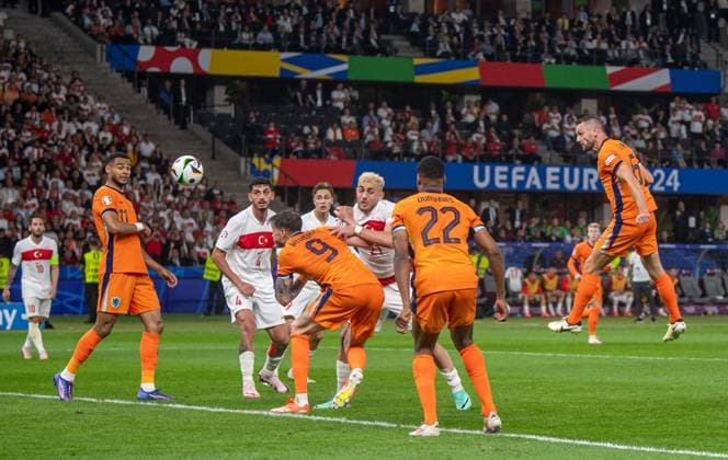 Fussball, Herren, Saison 2023 24, UEFA EURO, EM, Europameisterschaft,Fussball EM 2024, Viertelfinale in Berlin, Niederlande - Türkei, Stefan De Vrij (Niederlande) erzielt das Tor zum 1:1, 06.07. 2024, Copyright: xSebastianxRäppold MatthiasxKochx