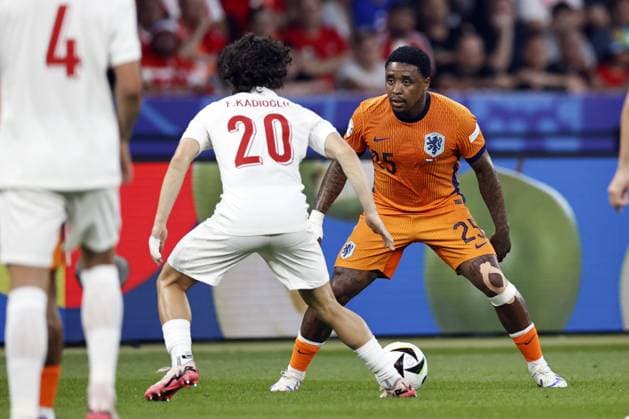 BERLIN - (l-r) Ferdi Kadioglu of Turkey, Steven Bergwijn of Holland during the UEFA EURO, EM, Europameisterschaft,Fussball 2024 quarter-final match between the Netherlands and Turkey at the Olympiastadion on July 6, 2024 in Berlin, Germany. ANP MAURICE VAN STEEN UEFA EURO 2024 2024 xVIxANPxSportx xxANPxIVx 502920647 originalFilename: 502920647.jpg