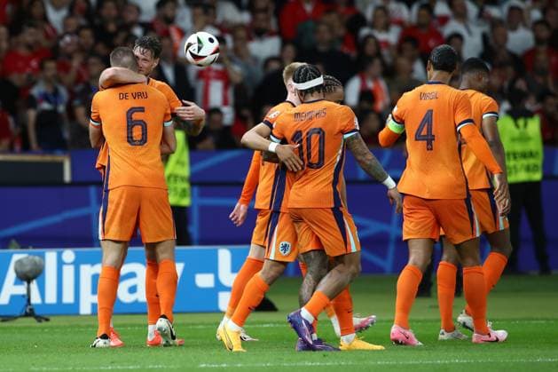 06.07.2024, xtgx, Fussball EM 2024 1 4 Finale, Niederlande - Türkei emspor, v.l. Torjubel nach dem Tor zum celebrating the goal celebrate 1:1 durch Stefan de Vrij (Niederlande) (UEFA REGULATIONS PROHIBIT ANY USE OF PHOTOGRAPHS as IMAGE SEQUENCES and or QUASI-VIDEO) Berlin