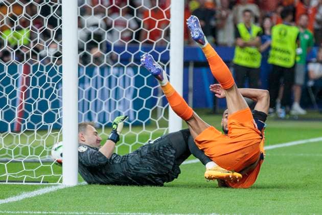 UEFA EURO, EM, Europameisterschaft,Fussball 2024: Niederlande - Türkei; 06.07.2024 Cody Gakpo (Niederlande, 11) erzielt das Tor gegen Mert Günok (Türkei, 1). UEFA EURO 2024: Viertelfinale: Niederlande - Türkei; Olympiastadion Berlin, Berlin am 06.07.2024 Copyright: xBEAUTIFULxSPORTS Meuselx