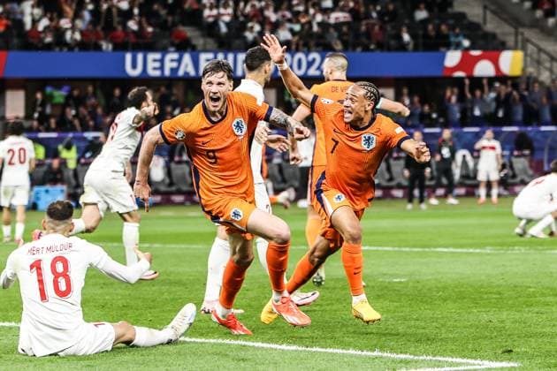 Fussball, UEFA EURO, EM, Europameisterschaft,Fussball 2024 Viertelfinale Niederlande - Türkei 06.07.2024, Olympiastadion Berlin Wout Weghorst (Niederlande, 9) Xavi Quentin Shay Simons (Niederlande, 7) jubeln nach dem Tor zum 2-1 durch Cody Gakpo (Niederlande, 11) Berlin Olympiastadion Berlin Berlin Deutschland