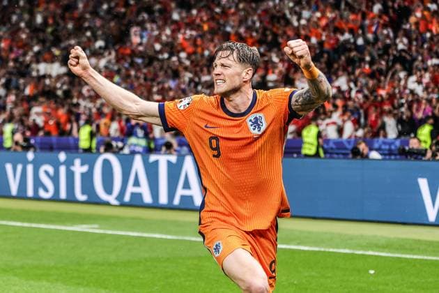 Fussball, UEFA EURO, EM, Europameisterschaft,Fussball 2024 Viertelfinale Niederlande - Türkei 06.07.2024, Olympiastadion Berlin Wout Weghorst (Niederlande, 9) freut sich nach dem Tor zum 2-1 durch Cody Gakpo (Niederlande, 11) Berlin Olympiastadion Berlin Berlin Deutschland