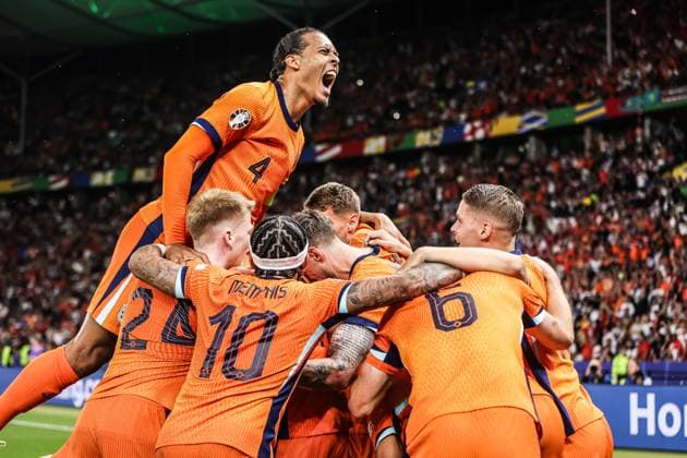 Fussball, UEFA EURO, EM, Europameisterschaft,Fussball 2024 Viertelfinale Niederlande - Türkei 06.07.2024, Olympiastadion Berlin Torjubel Niederlande nach dem Tor zum 2-1 durch Cody Gakpo (Niederlande, 11) die Spieler freuen ich über den Treffer Berlin Olympiastadion Berlin Berlin Deutschland