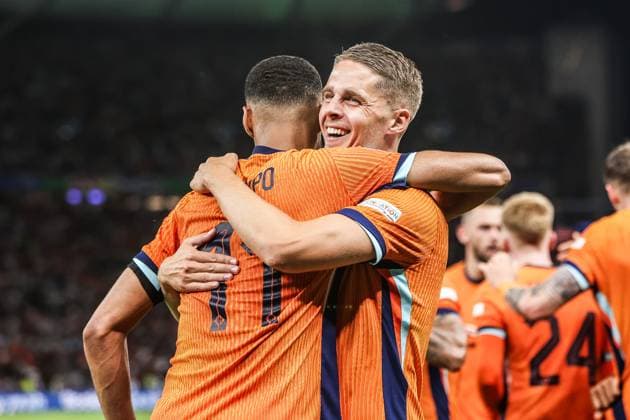 Fussball, UEFA EURO, EM, Europameisterschaft,Fussball 2024 Viertelfinale Niederlande - Türkei 06.07.2024, Olympiastadion Berlin Cody Gakpo (Niederlande, 11) Johhannes Cornelis Maria Veerman (Niederlande, 16) freuen sich nach dem Tor zum 2-1 Berlin Olympiastadion Berlin Berlin Deutschland