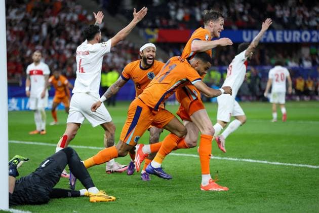 BERLIN 06.07.2024 MECZ 1 4 FINALU CWIERCFINAL MISTRZOSTW EUROPY 2024: HOLANDIA - TURCJA --- QUARTERFINAL UEFA EURO, EM, Europameisterschaft,Fussball 2024 MATCH: THE NETHERLANDS - TURKEY MERT GUNOK MEMPHIS DEPAY CODY GAKPO BRAMKA GOL RADOSC WOUT WEGHORST FOT. PIOTR KUCZA FOTOPYK NEWSPIX.PL --- Newspix.pl  240706PYK0078