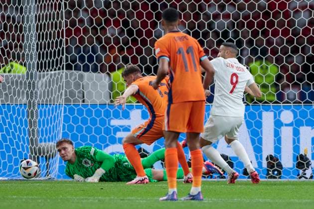 UEFA EURO, EM, Europameisterschaft,Fussball 2024: Niederlande - Türkei; 06.07.2024 Cenk Tosun (Türkei, 9) mit einer Großchance. UEFA EURO 2024: Viertelfinale: Niederlande - Türkei; Olympiastadion Berlin, Berlin am 06.07.2024 Copyright: xBEAUTIFULxSPORTS Meuselx