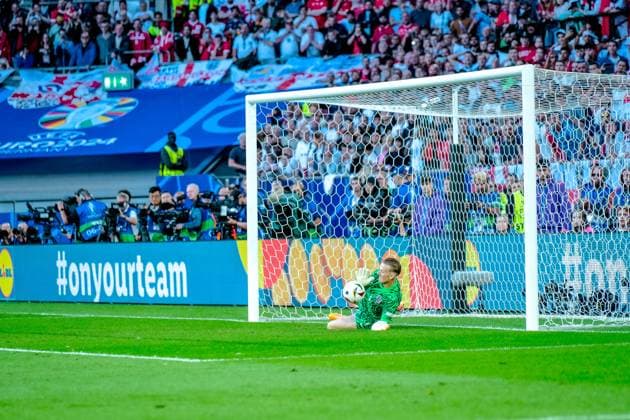 Sport Bilder des Tages EURO 2024 - Quarter-Finals: England vs. Switzerland Jordan Pickford saves Manuel Akanji s penalty kick during the EURO 2024 Quarter-Final match between England and Switzerland on 06 July 2024, at Duesseldorf Arena, in Duesseldorf, Germany Duesseldorf Duesseldorf Arena Germany Copyright: xAlexandraxFechetex _ADR3772