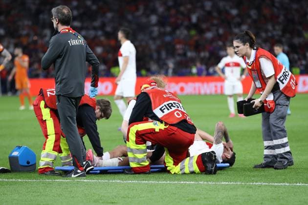 06.07.2024, xtgx, Fussball EM 2024 1 4 Finale, Niederlande - Türkei emspor, v.l. Samet Akaydin (Türkei Tuerkei) mit Schmerzen, verletzt, Verletzung (UEFA REGULATIONS PROHIBIT ANY USE OF PHOTOGRAPHS as IMAGE SEQUENCES and or QUASI-VIDEO) Berlin