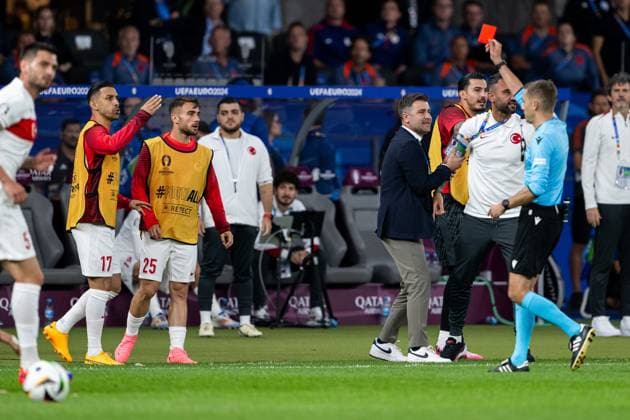 240706 Referee Clement Turpin shows a red card during the UEFA EURO, EM, Europameisterschaft,Fussball 2024 Football Championship quarterfinal between Netherlands and Türkiye on July 6, 2024 in Berlin. Photo: Jesper Zerman BILDBYRAN kod JZ JZ0552 fotboll football soccer fotball fotbolls-em europamästerskap em uefa euro uefa european football championship euro 2024 nederländerna holland netherlands türkiye bbeng Copyright: JESPERxZERMAN BB240706JZ146