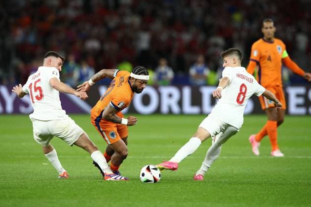 06.07.2024, xtgx, Fussball EM 2024 1 4 Finale, Niederlande - Türkei emspor, v.l. Salih Özcan (Türkei Tuerkei) Memphis Depay (Niederlande) Arda Güler (Türkei Tuerkei) Zweikampf, Aktion, action, battle for the ball (UEFA REGULATIONS PROHIBIT ANY USE OF PHOTOGRAPHS as IMAGE SEQUENCES and or QUASI-VIDEO) Berlin