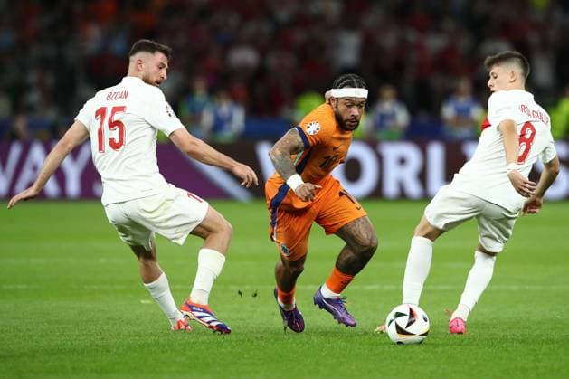 06.07.2024, xtgx, Fussball EM 2024 1 4 Finale, Niederlande - Türkei emspor, v.l. Salih Özcan (Türkei Tuerkei) Memphis Depay (Niederlande) Arda Güler (Türkei Tuerkei) Zweikampf, Aktion, action, battle for the ball (UEFA REGULATIONS PROHIBIT ANY USE OF PHOTOGRAPHS as IMAGE SEQUENCES and or QUASI-VIDEO) Berlin