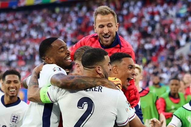 Trent Alexander-Arnold (England, 08) schiesst mit seinem Elfmeter England ins Halbfinale und gewinnt das Spiel mit 5:3 n. E. - Jubel, Freude mit Harry Kane (England, 09) und Jude Bellingham (England, 10) Jordan Pickford (England, 01) und weitere Spieler der Engländer , Fussball, UEFA , Europa Meisterschaft, (Viertelfinale) 2024, England vs. Schweiz, 06.07.2024, Duesseldorf Arena, Duesseldorf, Deutschland Duesseldorf Duesseldorf Arena Nordrhein-Westfalen Deutschland Copyright: xGrantxHubbsx