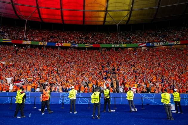 240706 Supporters of Netherlands after the UEFA EURO, EM, Europameisterschaft,Fussball 2024 Football Championship quarterfinal between Netherlands and Türkiye on July 6, 2024 in Berlin. Photo: Jesper Zerman BILDBYRAN kod JZ JZ0552 fotboll football soccer fotball fotbolls-em europamästerskap em uefa euro uefa european football championship euro 2024 nederländerna holland netherlands türkiye bbeng audience crowd Copyright: JESPERxZERMAN BB240706JZ150