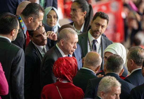 Fussball, Herren, Saison 2023 24, UEFA EURO, EM, Europameisterschaft,Fussball EM 2024, Viertelfinale in Berlin, Niederlande - Türkei, Recep Tayyip Erdogan (Präsident der Republik Türkei) mit Frau Emine Erdogan auf der Tribüne, Enttäuschung und kurze Diskussionsrunde nach Abpfiff, dann waren sie weg, 06.07. 2024, Copyright: xMatthiasxKochx