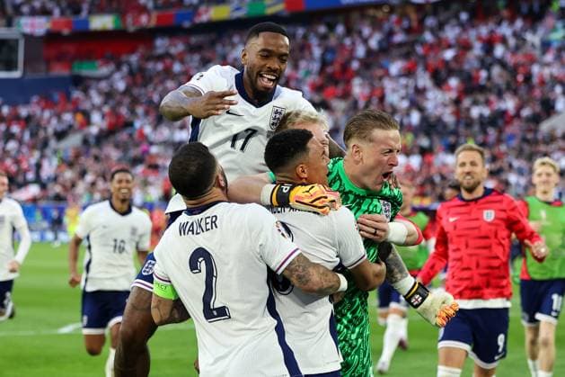Trent Alexander-Arnold (England, 08) schiesst mit seinem Elfmeter England ins Halbfinale und gewinnt das Spiel mit 5:3 n. E. - Jubel, Freude mit Harry Kane (England, 09) und Jude Bellingham (England, 10) Jordan Pickford (England, 01) Kyle Walker (England, 02) und weitere Spieler der Engländer , Fussball, UEFA , Europa Meisterschaft, (Viertelfinale) 2024, England vs. Schweiz, 06.07.2024, Duesseldorf Arena, Duesseldorf, Deutschland Duesseldorf Duesseldorf Arena Nordrhein-Westfalen Deutschland Copyright: xGrantxHubbsx