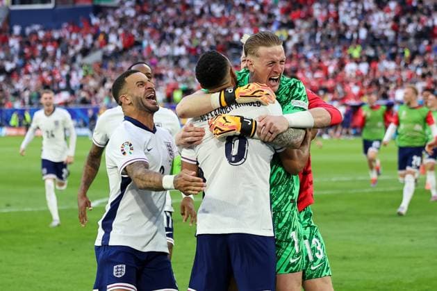 Trent Alexander-Arnold (England, 08) schiesst mit seinem Elfmeter England ins Halbfinale und gewinnt das Spiel mit 5:3 n. E. - Jubel, Freude mit Harry Kane (England, 09) und Jude Bellingham (England, 10) Jordan Pickford (England, 01) Kyle Walker (England, 02) und weitere Spieler der Engländer , Fussball, UEFA , Europa Meisterschaft, (Viertelfinale) 2024, England vs. Schweiz, 06.07.2024, Duesseldorf Arena, Duesseldorf, Deutschland Duesseldorf Duesseldorf Arena Nordrhein-Westfalen Deutschland Copyright: xGrantxHubbsx