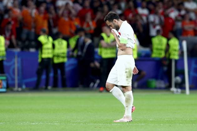 06.07.2024, xtgx, Fussball EM 2024 1 4 Finale, Niederlande - Türkei emspor, v.l. Hakan Calhanoglu (Türkei Tuerkei) traurig, enttäuscht, frustriert, niedergeschlagen (UEFA REGULATIONS PROHIBIT ANY USE OF PHOTOGRAPHS as IMAGE SEQUENCES and or QUASI-VIDEO) Berlin