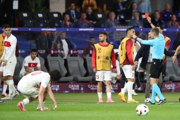 06.07.2024, xtgx, Fussball EM 2024 1 4 Finale, Niederlande - Türkei emspor, v.l. Schiedsrichter Referee Clemont Turpin (Frankreich) zeigt Bwertug Özgür Yildirim (Türkei Tuerkei) die rote Karte (UEFA REGULATIONS PROHIBIT ANY USE OF PHOTOGRAPHS as IMAGE SEQUENCES and or QUASI-VIDEO) Berlin