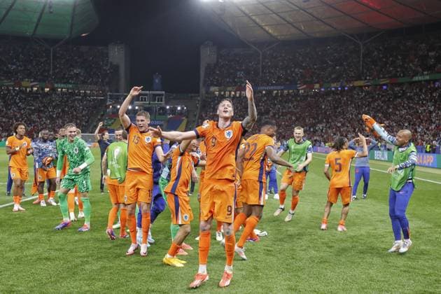 Sport Themen der Woche KW27 Sport Bilder des Tages Sport Bilder des Tages BERLIN, 06-07-2024, Olympia Stadium , European Football Championship Euro2024, Quarter finals match no.47 between Netherlands and Turkiye . Wout Weghorst and Oranje celebrate the win after the game 2-1 Netherlands - Turkiye (Euro2024)  x25699288x Copyright: