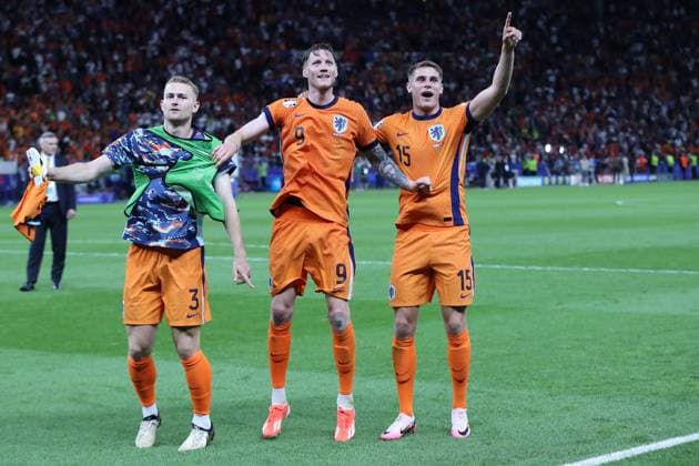 06.07.2024, xtgx, Fussball EM 2024 1 4 Finale, Niederlande - Türkei emspor, v.l. Jubel, Freude, Emotionen ueber den Sieg bei den Niederlanden Matthijs de Ligt (Niederlande) Wout Weghorst (Niederlande) Micky van de Ven (Niederlande) (UEFA REGULATIONS PROHIBIT ANY USE OF PHOTOGRAPHS as IMAGE SEQUENCES and or QUASI-VIDEO) Berlin