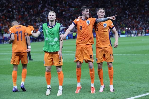 06.07.2024, xtgx, Fussball EM 2024 1 4 Finale, Niederlande - Türkei emspor, v.l. Jubel, Freude, Emotionen ueber den Sieg bei den Niederlanden Cody Gakpo (Niederlande) Matthijs de Ligt (Niederlande) Wout Weghorst (Niederlande) Micky van de Ven (Niederlande) (UEFA REGULATIONS PROHIBIT ANY USE OF PHOTOGRAPHS as IMAGE SEQUENCES and or QUASI-VIDEO) Berlin