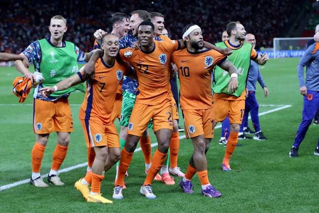 06.07.2024, xtgx, Fussball EM 2024 1 4 Finale, Niederlande - Türkei emspor, v.l. Jubel, Freude, Emotionen ueber den Sieg bei den Niederlanden Xavi Simons (Niederlande) Denzel Dumfries (Niederlande) Memphis Depay (Niederlande) (UEFA REGULATIONS PROHIBIT ANY USE OF PHOTOGRAPHS as IMAGE SEQUENCES and or QUASI-VIDEO) Berlin
