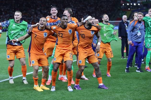 06.07.2024, xtgx, Fussball EM 2024 1 4 Finale, Niederlande - Türkei emspor, v.l. Jubel, Freude, Emotionen ueber den Sieg bei den Niederlanden Xavi Simons (Niederlande) Denzel Dumfries (Niederlande) Memphis Depay (Niederlande) (UEFA REGULATIONS PROHIBIT ANY USE OF PHOTOGRAPHS as IMAGE SEQUENCES and or QUASI-VIDEO) Berlin