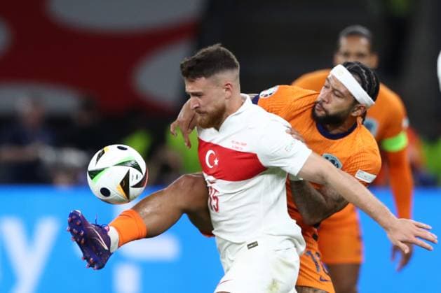06.07.2024, xtgx, Fussball EM 2024 1 4 Finale, Niederlande - Türkei emspor, v.l. Salih Özcan (Türkei Tuerkei) Memphis Depay (Niederlande) Zweikampf, Aktion, action, battle for the ball (UEFA REGULATIONS PROHIBIT ANY USE OF PHOTOGRAPHS as IMAGE SEQUENCES and or QUASI-VIDEO) Berlin
