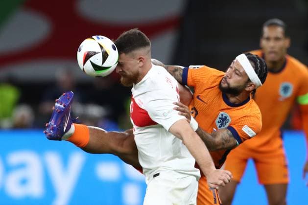 06.07.2024, xtgx, Fussball EM 2024 1 4 Finale, Niederlande - Türkei emspor, v.l. Salih Özcan (Türkei Tuerkei) Memphis Depay (Niederlande) Zweikampf, Aktion, action, battle for the ball (UEFA REGULATIONS PROHIBIT ANY USE OF PHOTOGRAPHS as IMAGE SEQUENCES and or QUASI-VIDEO) Berlin