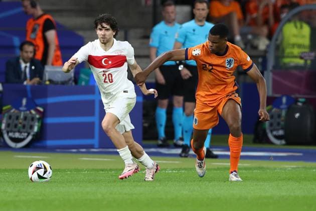 06.07.2024, xtgx, Fussball EM 2024 1 4 Finale, Niederlande - Türkei emspor, v.l. Ferdi Erenay Kadioglu (Türkei Tuerkei) Denzel Dumfries (Niederlande) Zweikampf, Aktion, action, battle for the ball (UEFA REGULATIONS PROHIBIT ANY USE OF PHOTOGRAPHS as IMAGE SEQUENCES and or QUASI-VIDEO) Berlin