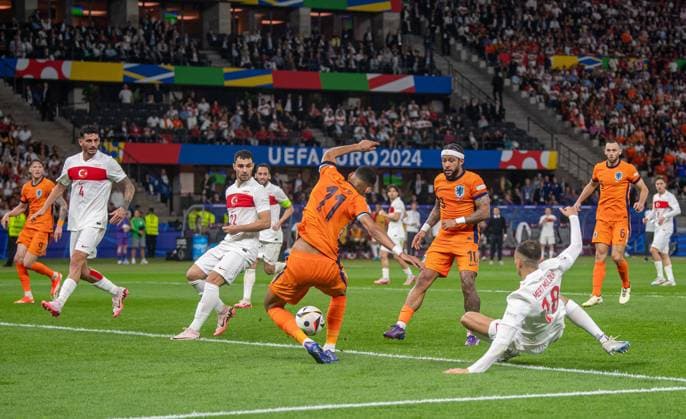 Fussball, Herren, Saison 2023 24, UEFA EURO, EM, Europameisterschaft,Fussball EM 2024, Viertelfinale in Berlin, Niederlande - Türkei, Cody Gakpo (Niederlande) erzielt das Tor zum 2:1 gegen Samet Akaydin (Türkei), Kaan Ayhan (Türkei) und Mert Müldür (Türkei), 06.07. 2024, Copyright: xSebastianxRäppold MatthiasxKochx