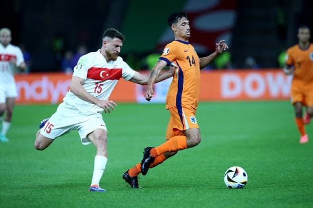 06.07.2024, xtgx, Fussball EM 2024 1 4 Finale, Niederlande - Türkei emspor, v.l. Salih Özcan (Türkei Tuerkei) Tijjani Reijnders (Niederlande) Zweikampf, Aktion, action, battle for the ball (UEFA REGULATIONS PROHIBIT ANY USE OF PHOTOGRAPHS as IMAGE SEQUENCES and or QUASI-VIDEO) Berlin