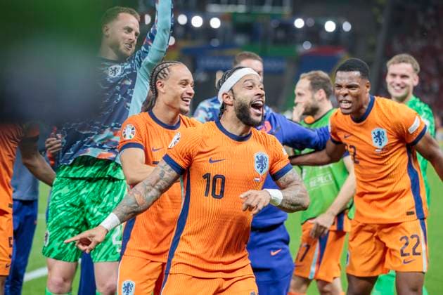 UEFA EURO, EM, Europameisterschaft,Fussball 2024: Niederlande - Türkei; 06.07.2024 Die Niederländer um Memphis Depay (Niederlande, 10) jubeln mit den Fans. UEFA EURO 2024: Viertelfinale: Niederlande - Türkei; Olympiastadion Berlin, Berlin am 06.07.2024 Copyright: xBEAUTIFULxSPORTS Meuselx