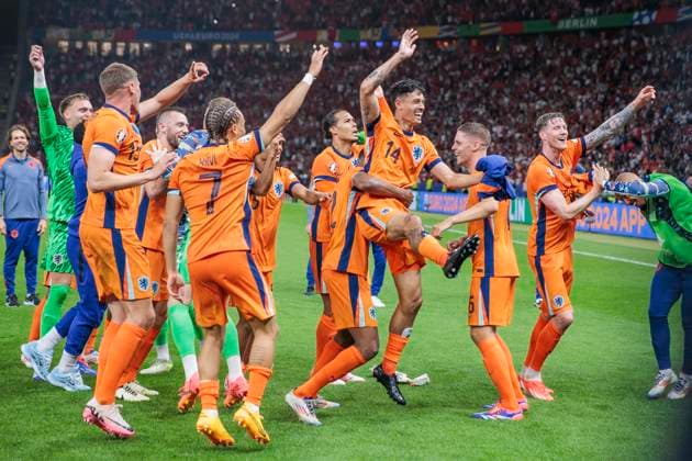 UEFA EURO, EM, Europameisterschaft,Fussball 2024: Niederlande - Türkei; 06.07.2024 Die Niederländer lassen sich nach Schlusspfiff von den Fans feiern: Xavi Simons (Niederlande, 7), Tijjani Reijnders (Niederlande, 14). UEFA EURO 2024: Viertelfinale: Niederlande - Türkei; Olympiastadion Berlin, Berlin am 06.07.2024 Copyright: xBEAUTIFULxSPORTS Meuselx