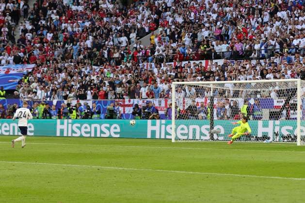 England v Switzerland UEFA EURO, EM, Europameisterschaft,Fussball 2024 Cole Palmer of England scores his spot kick during the penalty shoot out at the end of the UEFA Euro 2024 match at Merkur Spiel-Arena, Düsseldorf UK Newspapers OUT Copyright: xPaulxChestertonx FIL-20329-0380