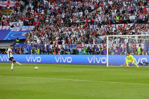 England v Switzerland UEFA EURO, EM, Europameisterschaft,Fussball 2024 Jude Bellingham of England scores his spot kick during the penalty shoot out at the end of the UEFA Euro 2024 match at Merkur Spiel-Arena, Düsseldorf UK Newspapers OUT Copyright: xPaulxChestertonx FIL-20329-0383