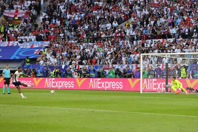 England v Switzerland UEFA EURO, EM, Europameisterschaft,Fussball 2024 Ivan Toney of England scores his spot kick during the penalty shoot out at the end of the UEFA Euro 2024 match at Merkur Spiel-Arena, Düsseldorf UK Newspapers OUT Copyright: xPaulxChestertonx FIL-20329-0389