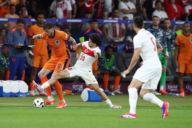 06.07.2024, xtgx, Fussball EM 2024 1 4 Finale, Niederlande - Türkei emspor, v.l. Wout Weghorst (Niederlande) Ferdi Erenay Kadioglu (Türkei Tuerkei) Zweikampf, Aktion, action, battle for the ball (UEFA REGULATIONS PROHIBIT ANY USE OF PHOTOGRAPHS as IMAGE SEQUENCES and or QUASI-VIDEO) Berlin