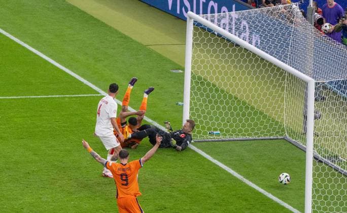 Fussball, Herren, Saison 2023 24, UEFA EURO, EM, Europameisterschaft,Fussball EM 2024, Viertelfinale in Berlin, Niederlande - Türkei, Cody Gakpo (2. v. r., Niederlande) erzielt das Tor zum 2:1 gegen Towart Mert Günok Cakir (Türkei), 06.07. 2024, Copyright: xMatthiasxKochx