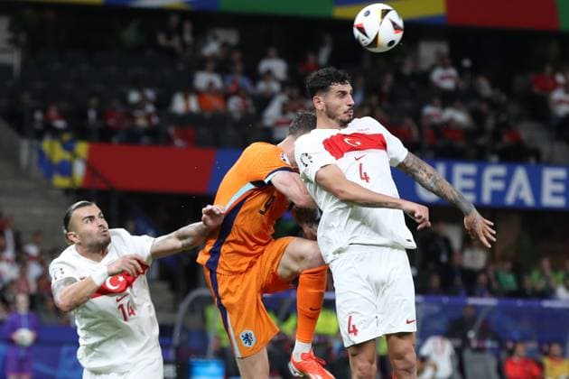 06.07.2024, xtgx, Fussball EM 2024 1 4 Finale, Niederlande - Türkei emspor, v.l. Abdulkerim Bardakci (Türkei Tuerkei) Wout Weghorst (Niederlande) Samet Akaydin (Türkei Tuerkei) Zweikampf, Aktion, action, battle for the ball (UEFA REGULATIONS PROHIBIT ANY USE OF PHOTOGRAPHS as IMAGE SEQUENCES and or QUASI-VIDEO) Berlin