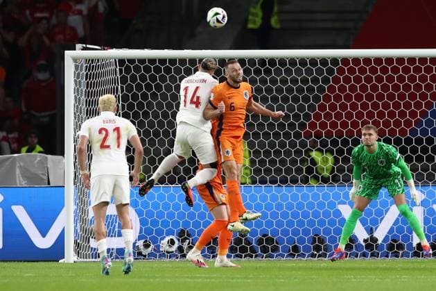06.07.2024, xtgx, Fussball EM 2024 1 4 Finale, Niederlande - Türkei emspor, v.l. Abdulkerim Bardakci (Türkei Tuerkei) Stefan de Vrij (Niederlande) Zweikampf, Aktion, action, battle for the ball (UEFA REGULATIONS PROHIBIT ANY USE OF PHOTOGRAPHS as IMAGE SEQUENCES and or QUASI-VIDEO) Berlin