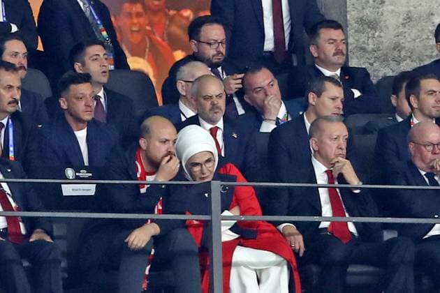 06.07.2024, xtgx, Fussball EM 2024 1 4 Finale, Niederlande - Türkei emspor, v.l. Mesut Özil und Präsident der Republik Türkei Recep Tayyip Erdogan traurig, enttäuscht, frustriert, niedergeschlagen (UEFA REGULATIONS PROHIBIT ANY USE OF PHOTOGRAPHS as IMAGE SEQUENCES and or QUASI-VIDEO) Berlin