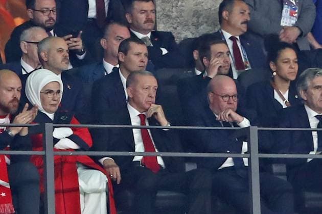 06.07.2024, xtgx, Fussball EM 2024 1 4 Finale, Niederlande - Türkei emspor, v.l. Präsident der Republik Türkei Recep Tayyip Erdogan traurig, enttäuscht, frustriert, niedergeschlagen (UEFA REGULATIONS PROHIBIT ANY USE OF PHOTOGRAPHS as IMAGE SEQUENCES and or QUASI-VIDEO) Berlin