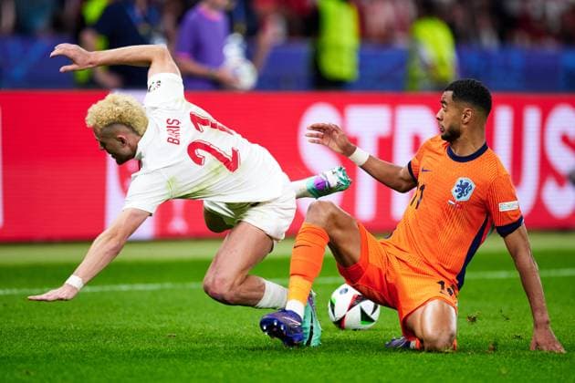 Baris Alper Yilmaz (Tuerkei, 21), Cody Gakpo (Niederlande, 11), Zweikampf, GER, UEFA EURO, EM, Europameisterschaft,Fussball 2024, Fussball Herren, UEFA EM 2024, Viertelfinale, Quarter-finals, Niederlande vs. Tuerkei, Netherlands vs. Tuerkiye, 06.07.2024. GER, UEFA Euro 2024, Fussball Herren, UEFA EM 2024, Viertelfinale, Quarter-finals, Niederlande vs. Tuerkei, Netherlands vs. Tuerkiye, 06.07.2024. Berlin Copyright: xEibner-Pressefotox xClaudiusxRauchx EP_CRH